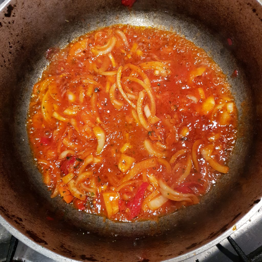 4- Dans une casserole, chauffer l’huile de roucou (si vous en n’avez pas mettez du concentré de tomate) dans une grande casserole et y faire revenir la cive, le persil, les feuilles de laurier, le piment et l’ail en remuant à feu doux.
