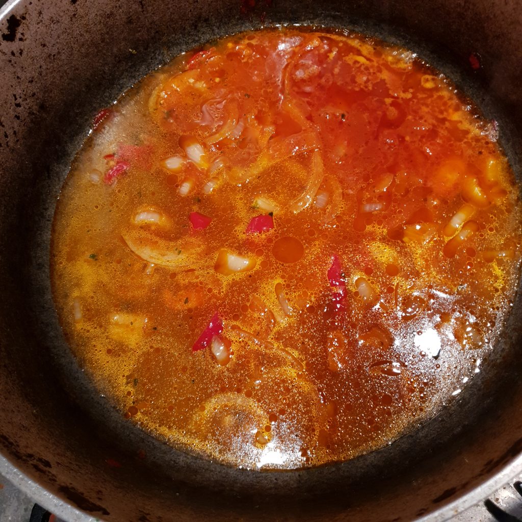 5- Une fois que les épices commencent à dorer, ajouter les morceaux de tomate et du concentré de tomate ainsi qu’un peu d’eau. Laisser chauffer jusqu’à ébullition.